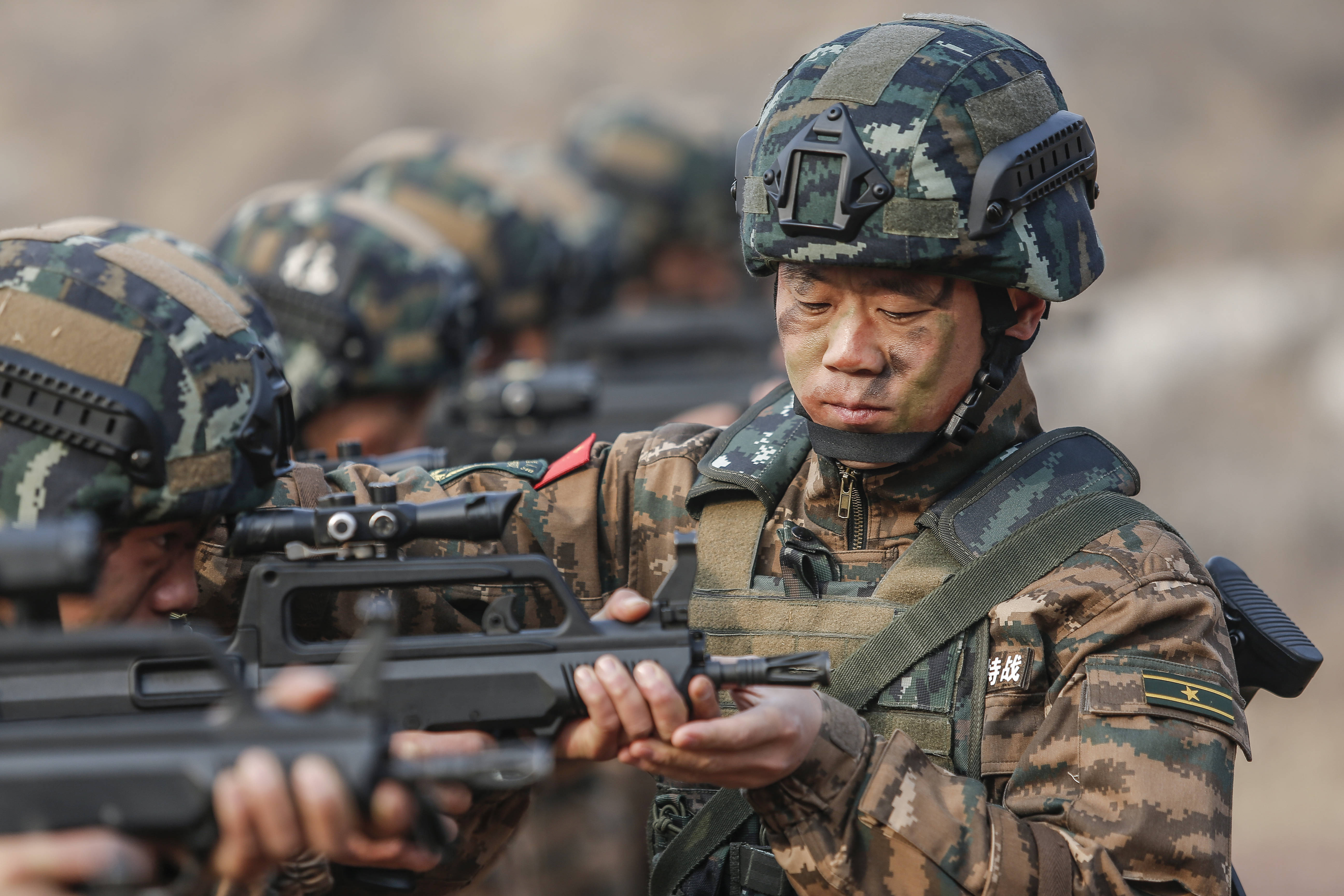 李闯:锻造最精锐的反恐特战尖刀_武警河北总队_新华社_进行