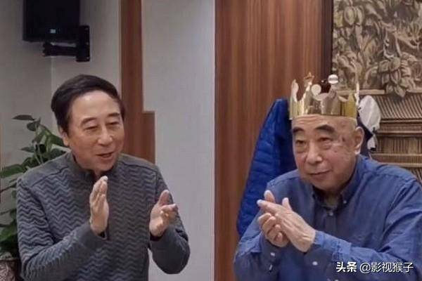 63岁冯巩与兄姐同镜！三人五官如克隆，网友调侃似连连看