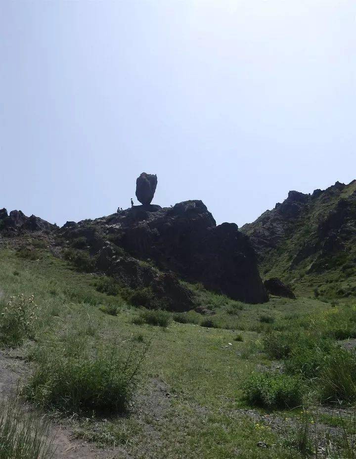 羊圈沟不倒翁——悬石_巨石_原因_阳光