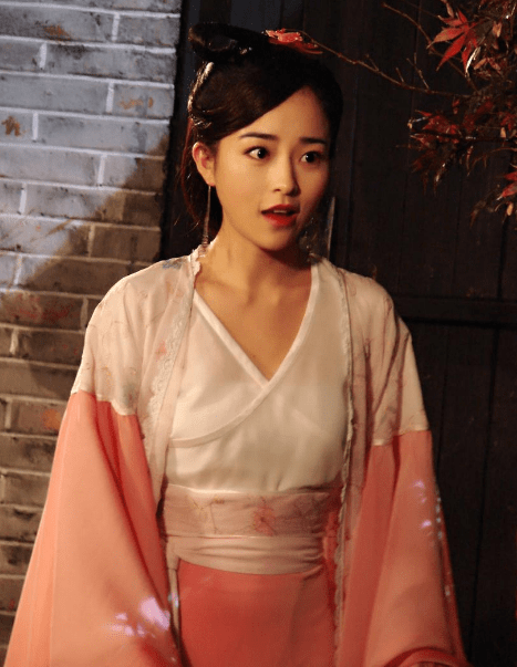 她有着盛世美颜却始终不红,退圈后为《英雄联盟》配音人气超高_谢元真