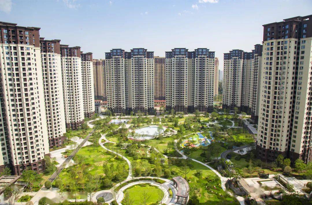 实拍图同名字一样,江山公园城的中庭真的就跟逛公园一样,植被丰富