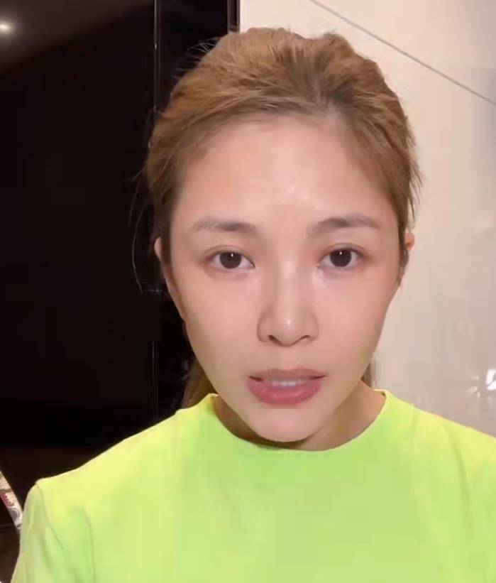 杜淳老婆王灿素颜出镜引热议,颜值与精修差别大,私服穿搭很朴素_网友