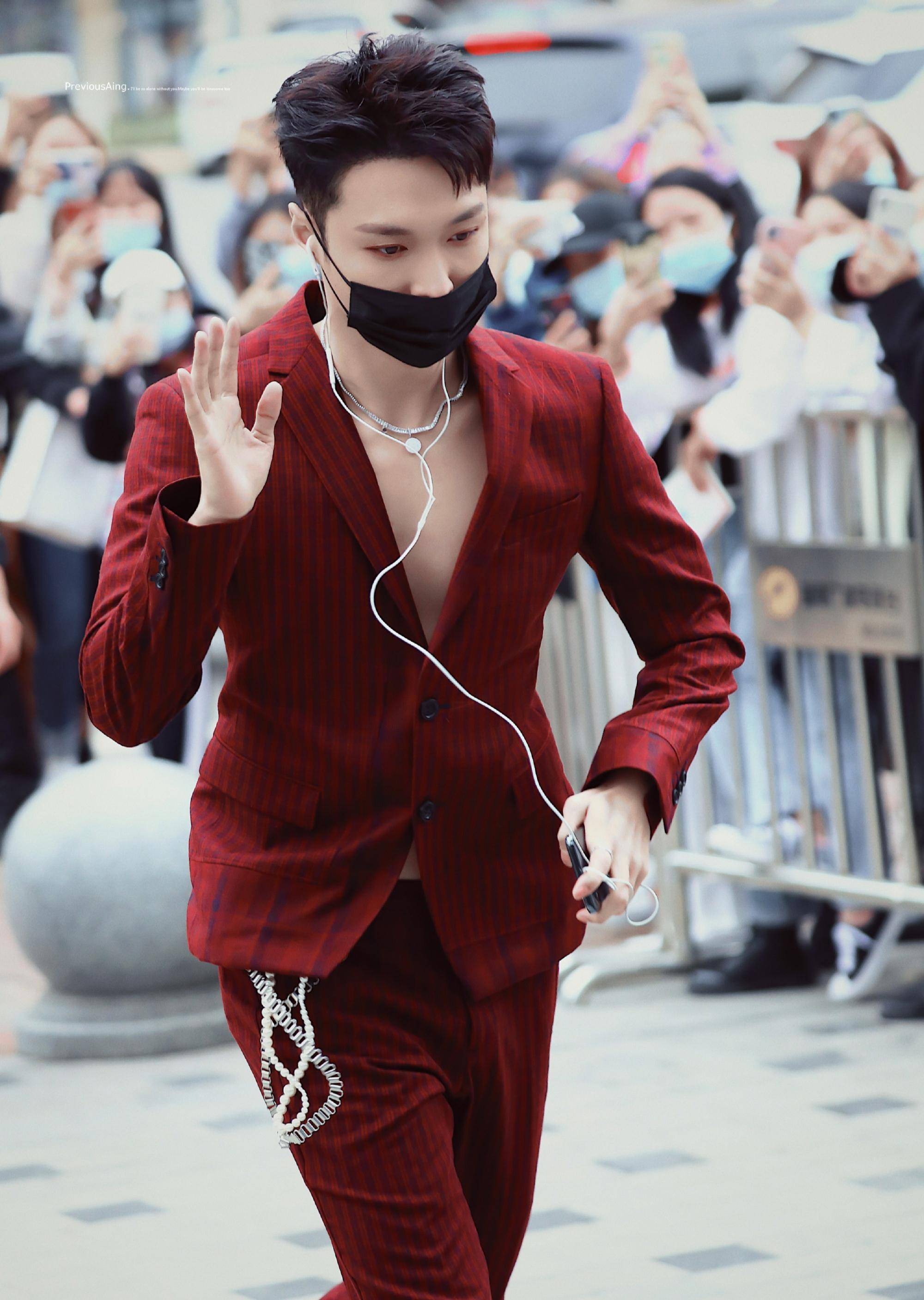 张艺兴最新ck策划大片,大秀巧克力腹肌,身材算怎么样?_舞台_舞蹈_能力