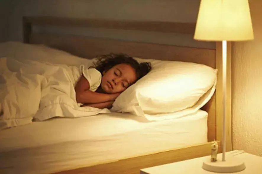 天气变冷了,让一条被子治愈你一天的疲惫,睡觉盖上它蓬松柔软,轻盈不