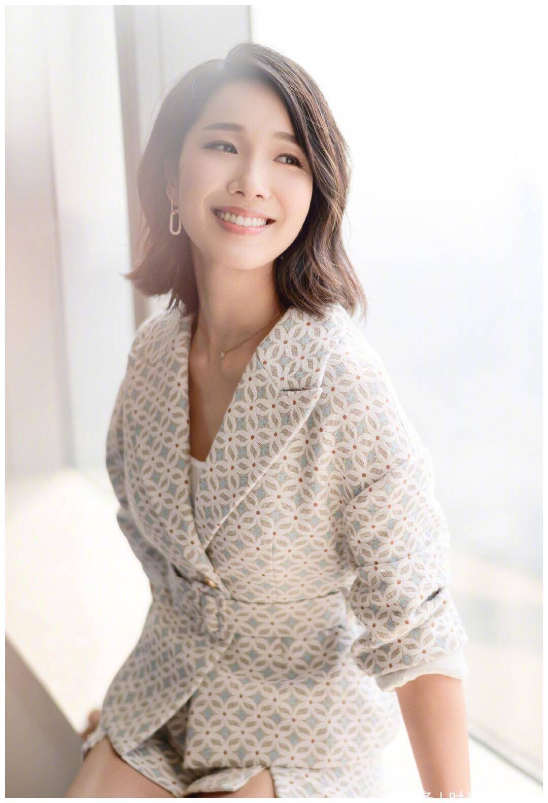 王祖蓝携妻子一起营业,李亚男穿西装短裤秀出大长腿,甜蜜很恩爱_风格