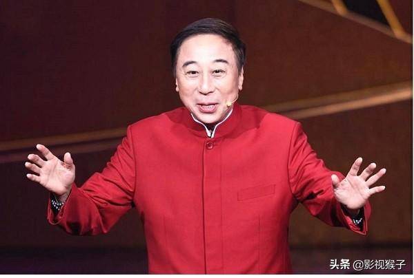 63岁冯巩与兄姐同镜！三人五官如克隆，网友调侃似连连看