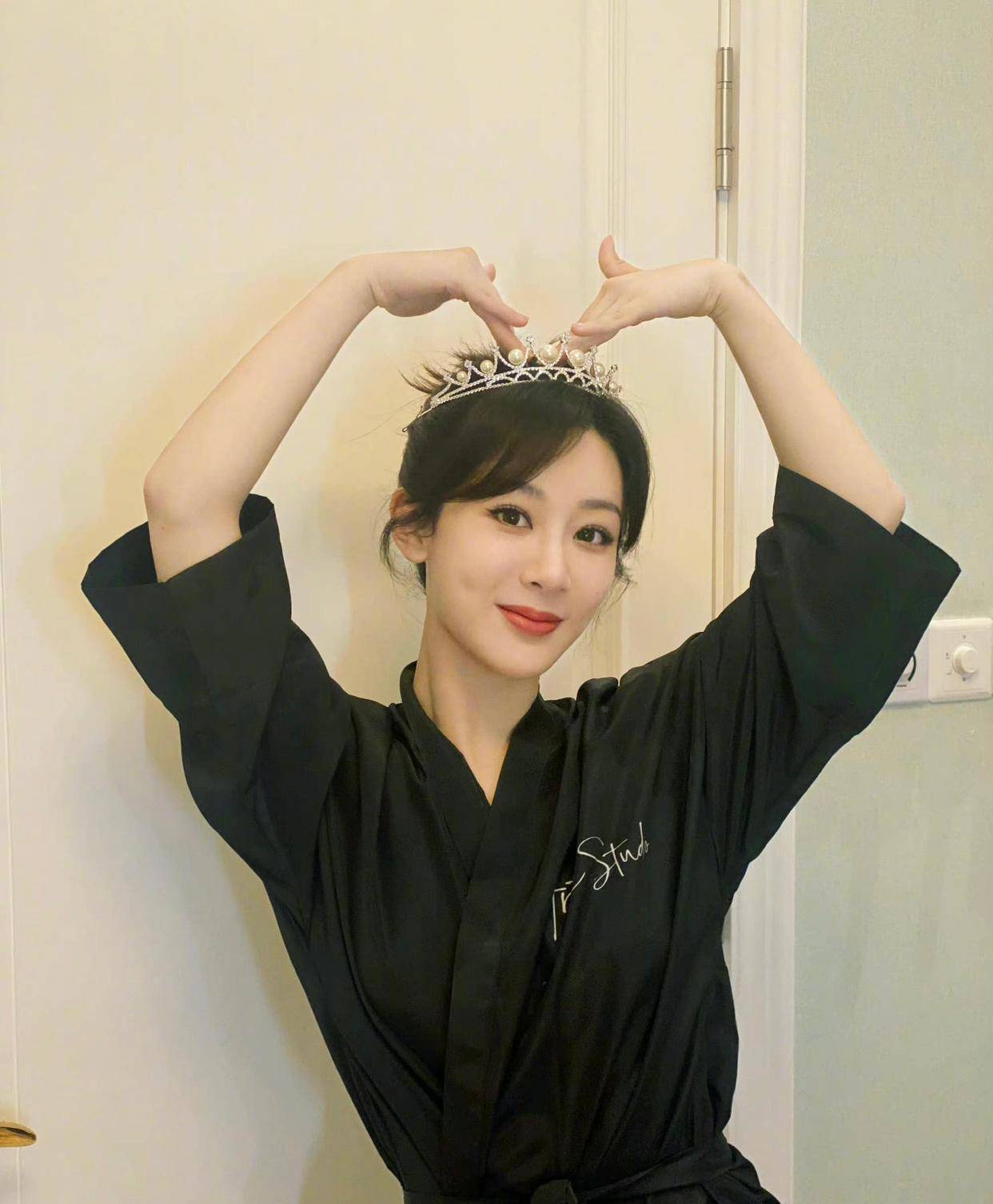 照片中杨紫头戴珍珠皇冠,花式嘟嘴卖萌,还摆出了双手举过头顶比心的