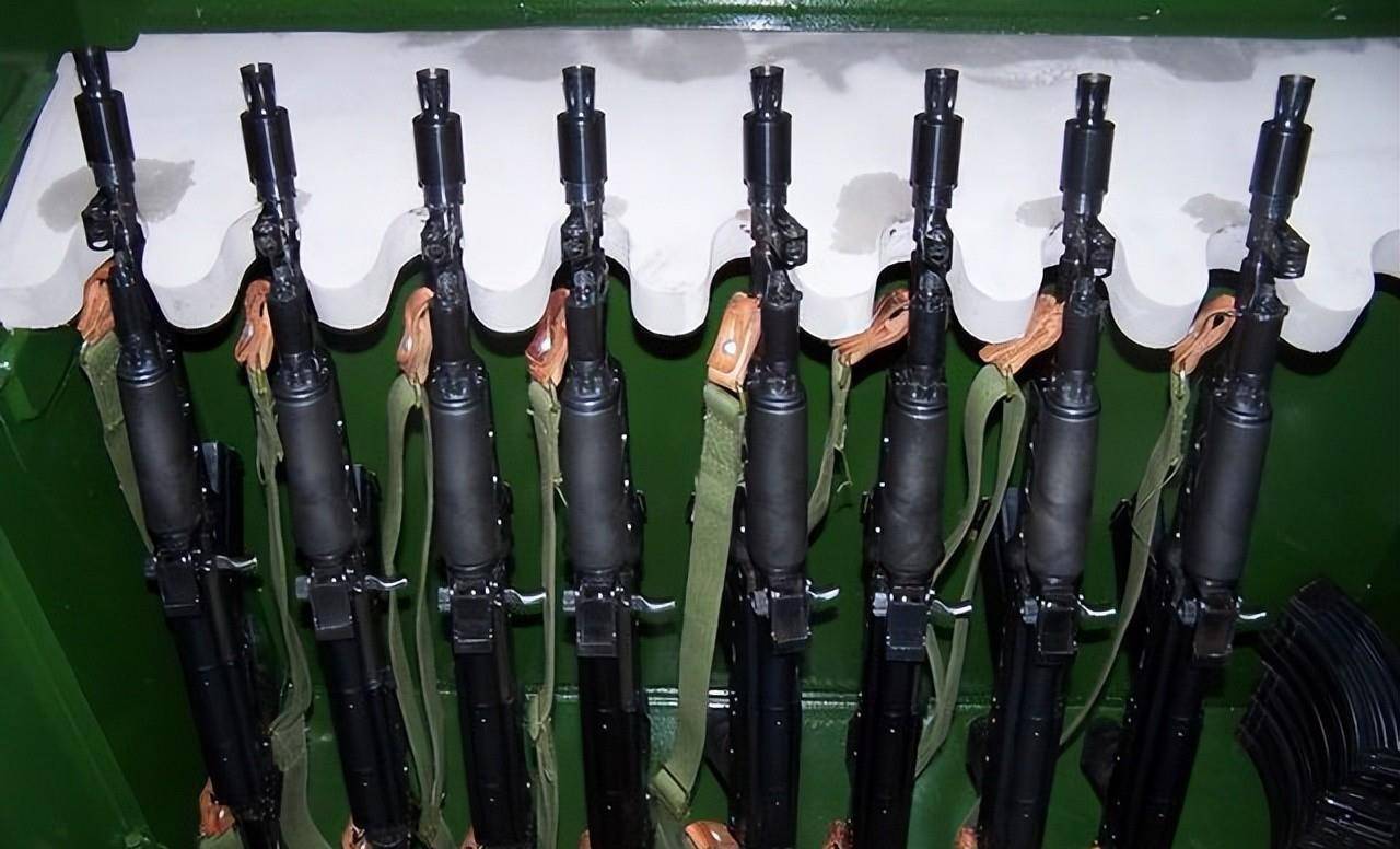 纯黑外观颜值高,深受海军与西藏部队好评,低调的中国56c短步枪_式冲锋