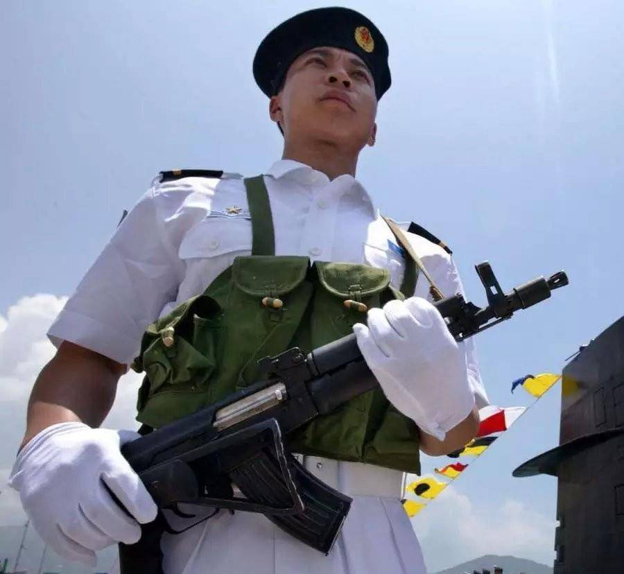 纯黑外观颜值高,深受海军与西藏部队好评,低调的中国56c短步枪_式冲锋