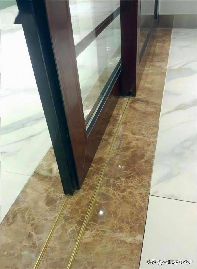 但地轨缝隙处非常容易藏灰尘,不易清洁,可选择铜条轨道直接嵌在地砖上