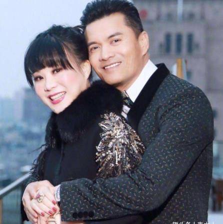 "女神收割机"吕良伟,三任妻子个个貌美如花,小娇妻是亿万富婆_周海媚