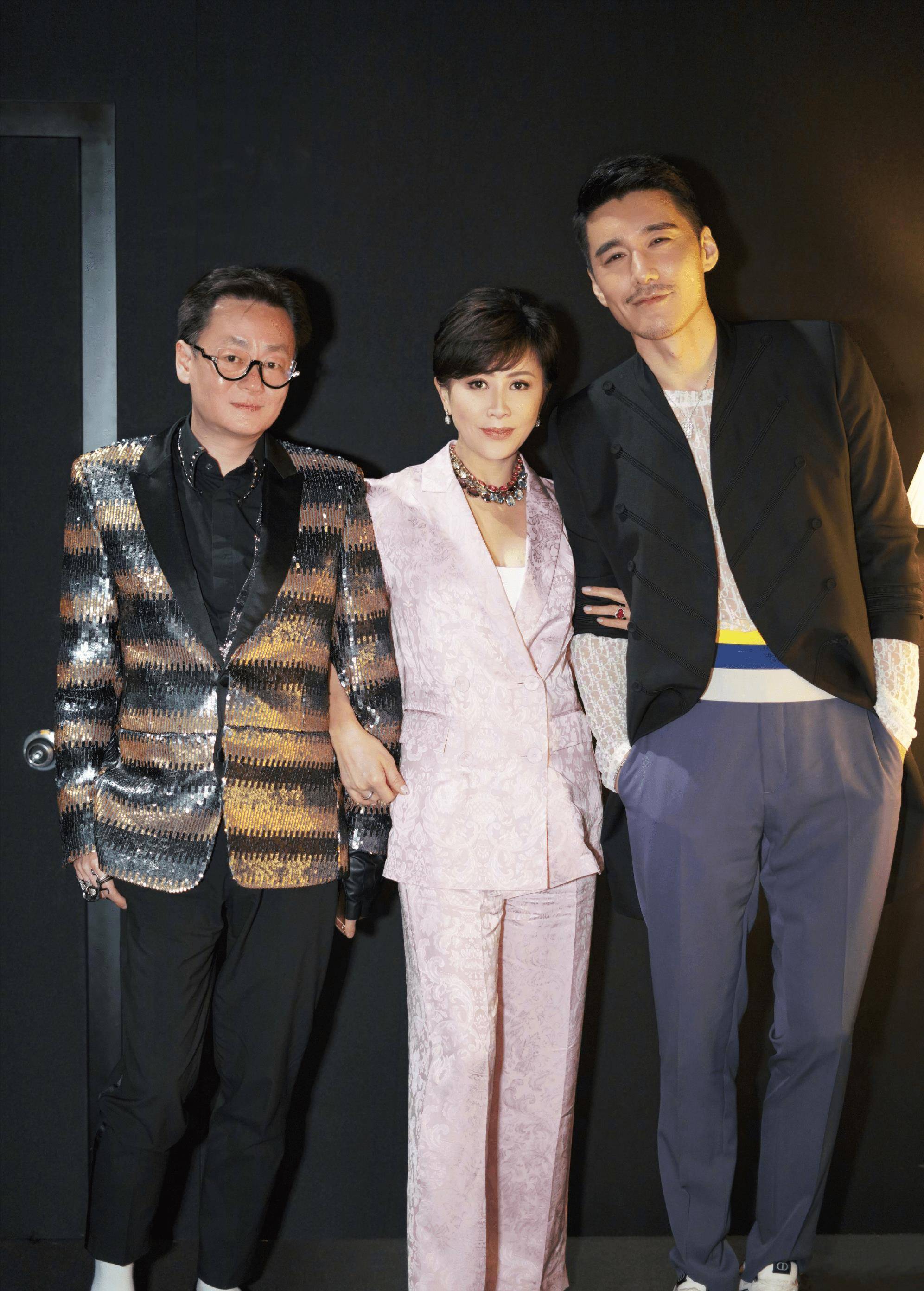 吕燕品牌秀众星助阵,刘嘉玲胡兵同框童瑶眼袋抢镜,她穿50元国货_效果