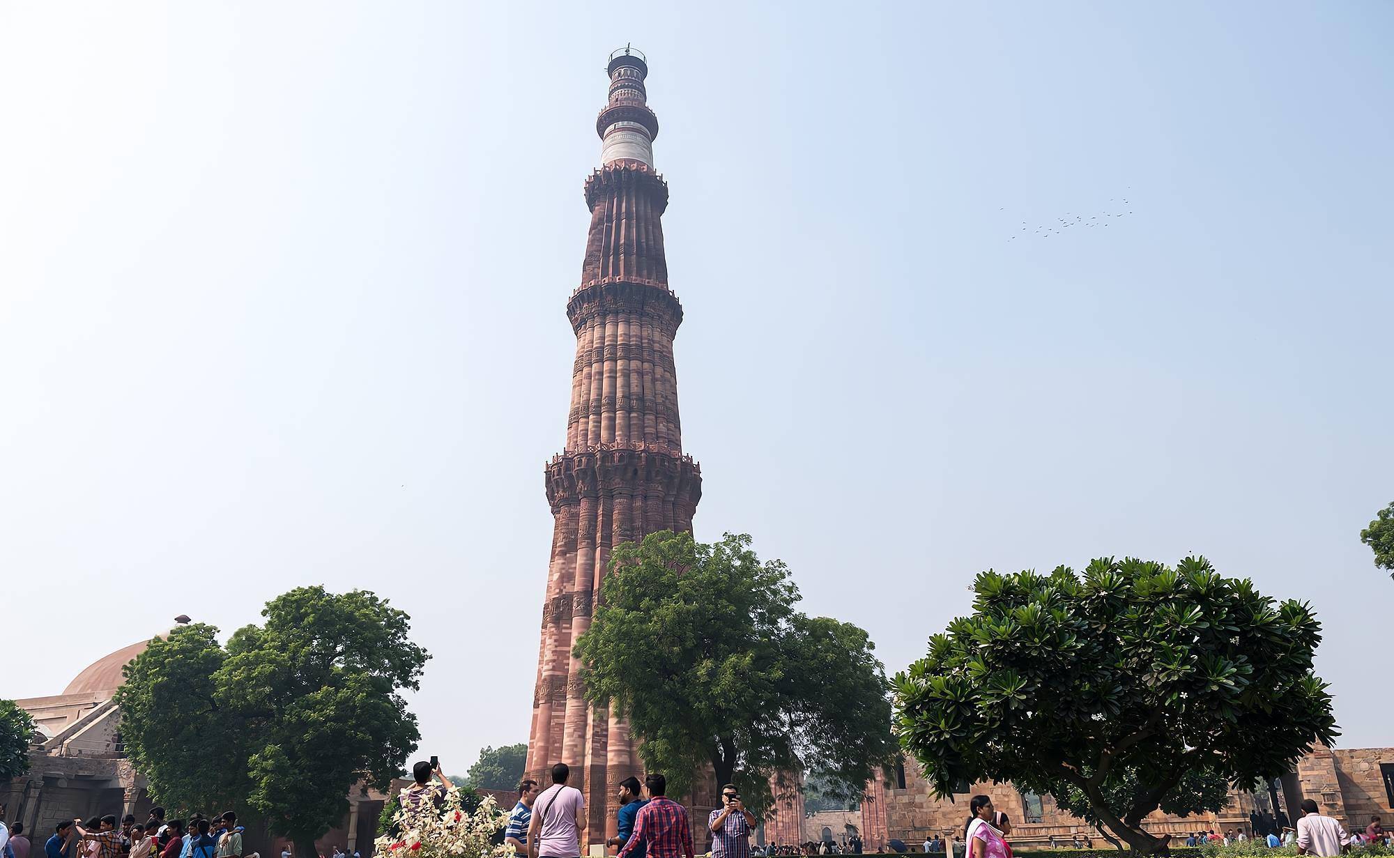 印度顾特卜塔，世界上最高的砖塔，游客：好像一个大烟囱