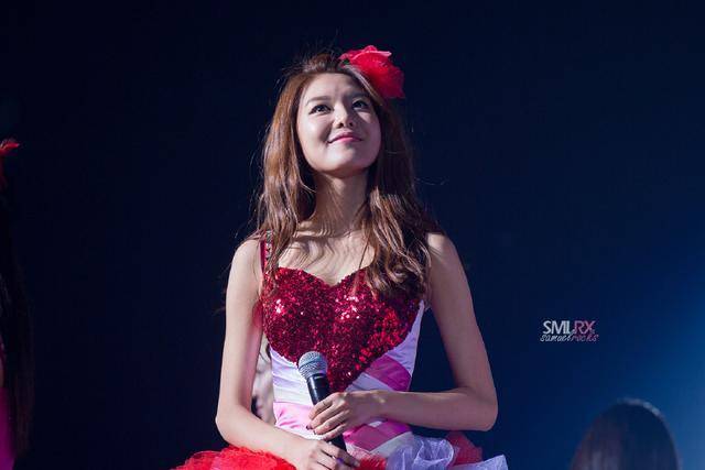 秀英的身材就不用说了,一米八的长腿每天晃来晃去,首先她和李顺圭承包