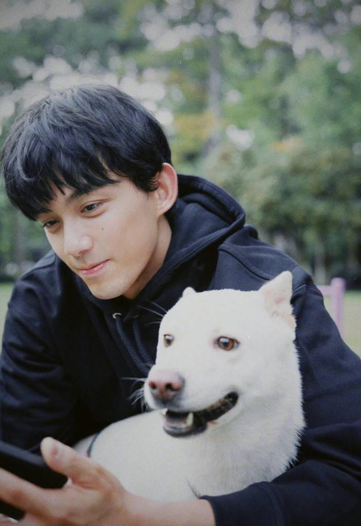 吴磊户外遛萌犬有爱互动 阳光少年笑容超治愈_写真_互动_吴磊