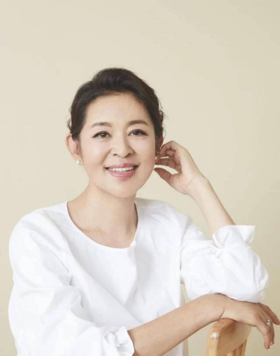 60岁主持人倪萍瘦20斤,穿小西装自信从容,身材曼妙风采不减当年_服装