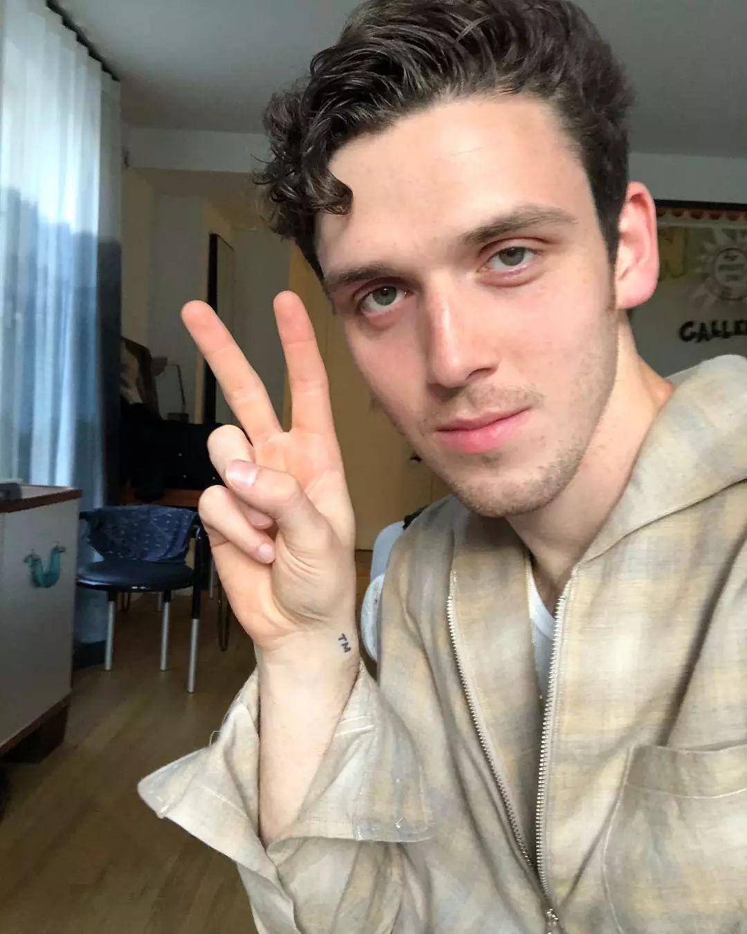 欧美乐坛小鲜肉lauv 公布了恋情,我哭了_祝福_笑容_女友