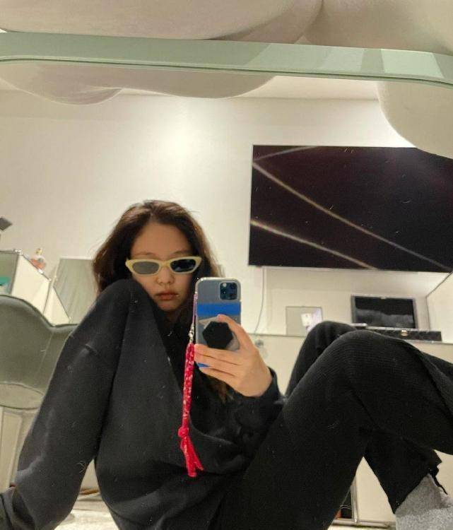 粉墨jennie素颜自拍太真实,穿香奈儿丑拖鞋也美,白色毛衣秒售罄_妮妮