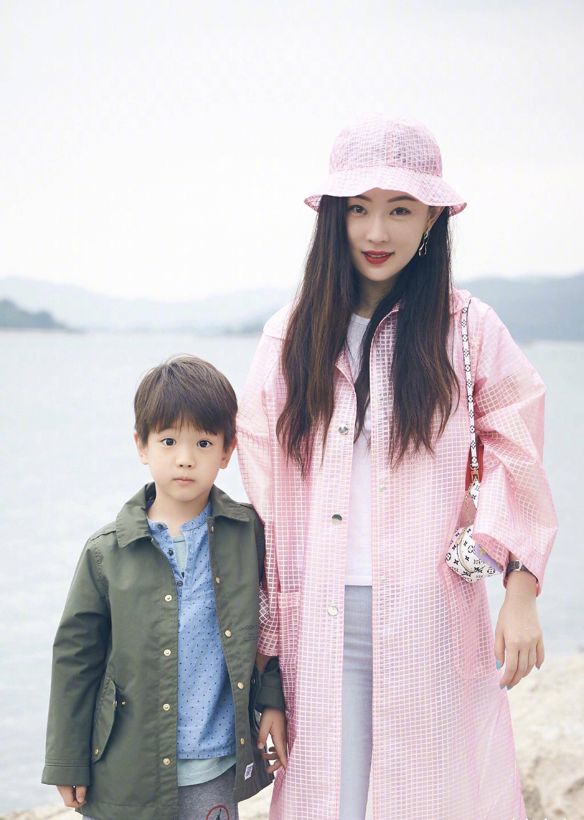 霍思燕一家三口合体为儿子庆生,身穿淡蓝色挂脖裙,时尚雅致_杜江_身材