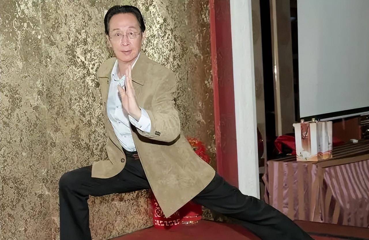 关海山去世16年,儿子现身街头摆摊,卷入争产后又被骗500万_关聪_父亲