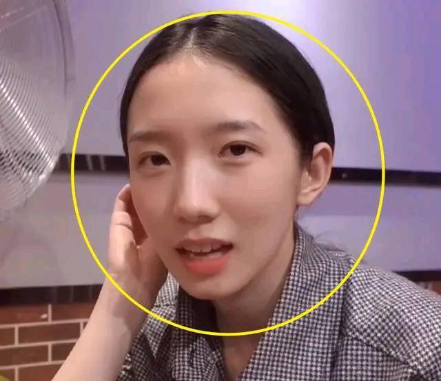 孟美岐素颜出镜,网友:这难道是清纯?谁能够看出这是孟美岐?