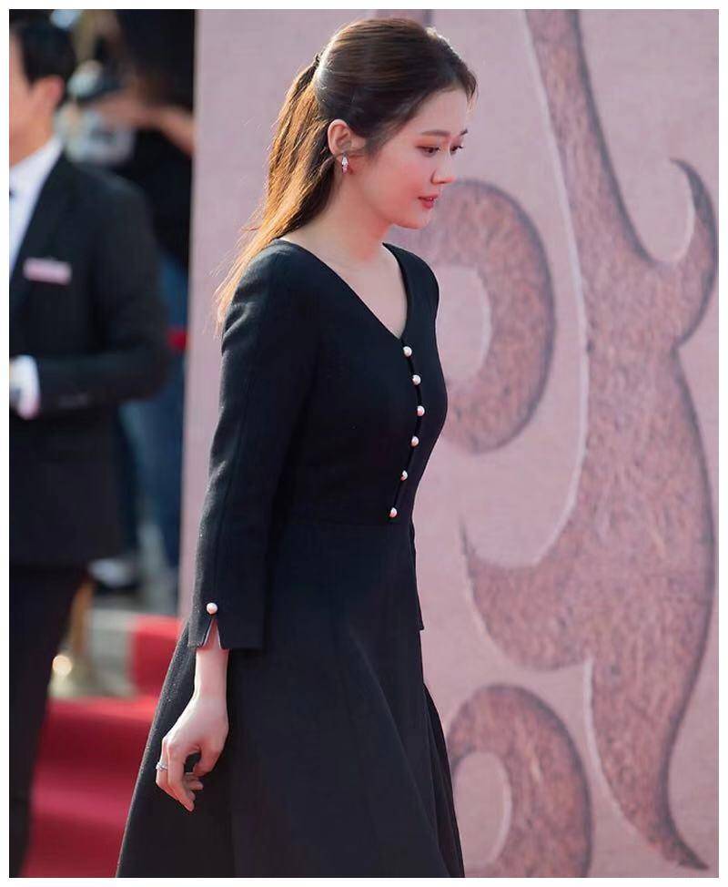 38岁张娜拉终于现身,穿小黑裙走红毯,少女气质依旧很惊艳_黑色_造型