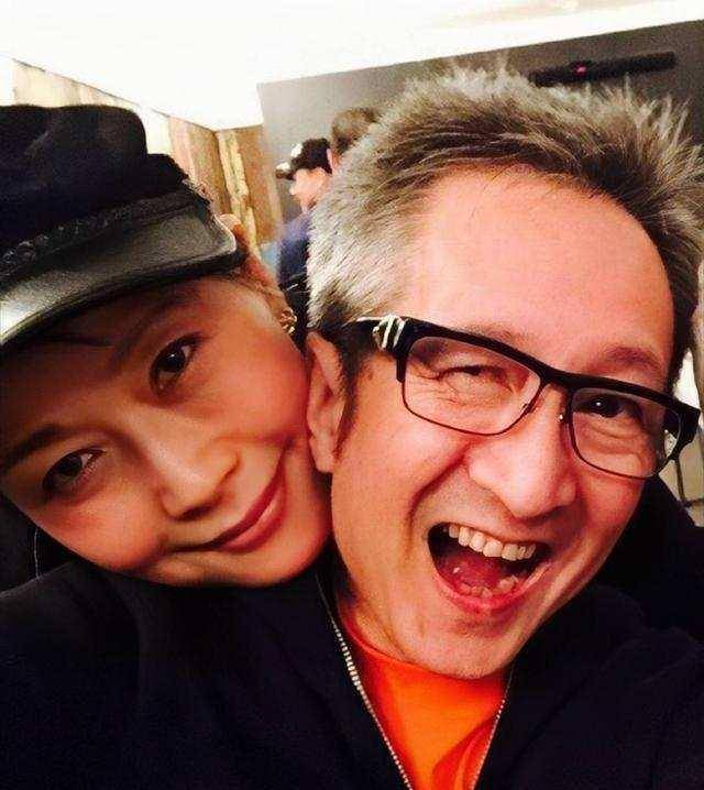 好在近年随着年龄的增长,陈国熹懂得日渐收敛,一心回归家庭生活,否则