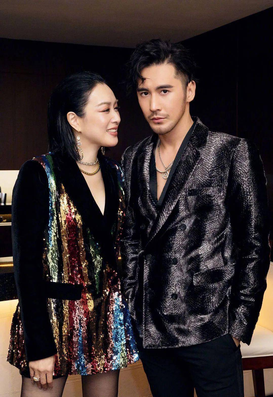 49岁钟丽缇穿深v现身,夸张热舞不怕展露,一旁的张伦硕表情束手无措