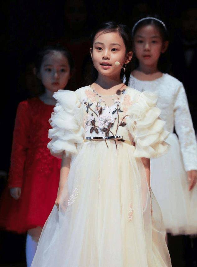 甜馨罕见穿西装变小哥哥!