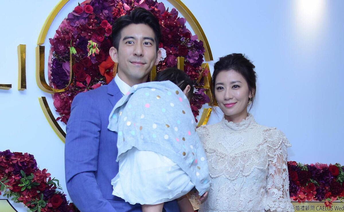 贾静雯确实"养眼",穿白色时尚连衣裙与修杰楷亮相,太有夫妻相_气质