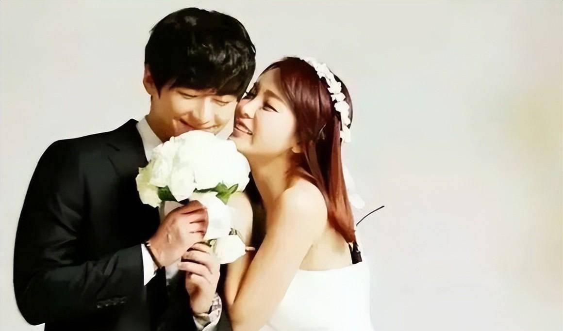 最开始被大家所熟知是因为和洪真英一起上《我们结婚吧》组成的假想