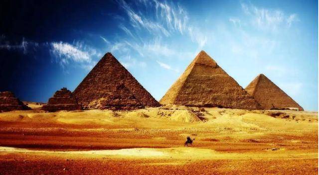 为什么金字塔不能胡乱攀爬？外国游客作死尝试，爬上去以后揭开真相