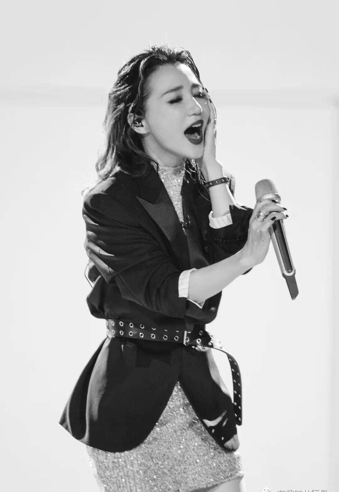 阿朵死里复活,以前她是我羡慕的卡门,现在她是乘风破浪的姐姐_音乐