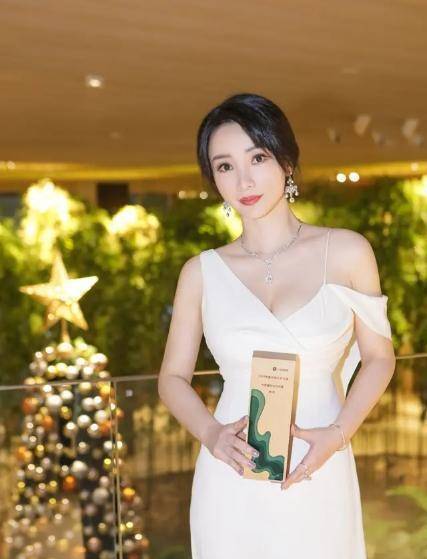 柳岩真是放开了,穿白礼服裙秀凹凸身材,一边吊带太细真是不敢看_设计