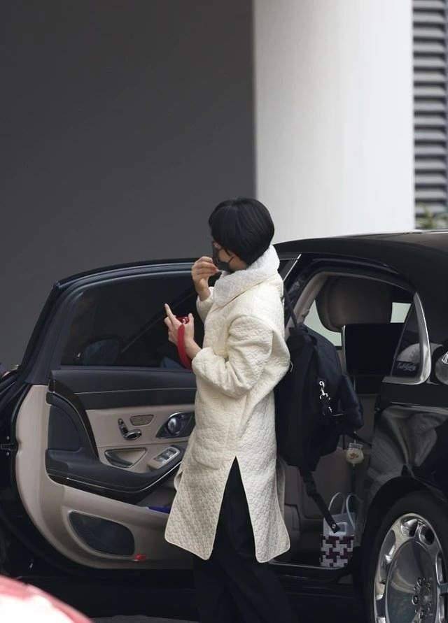 孙俪乘300万豪车走机场,专职司机接送太高调,日系风打扮显素雅_造型