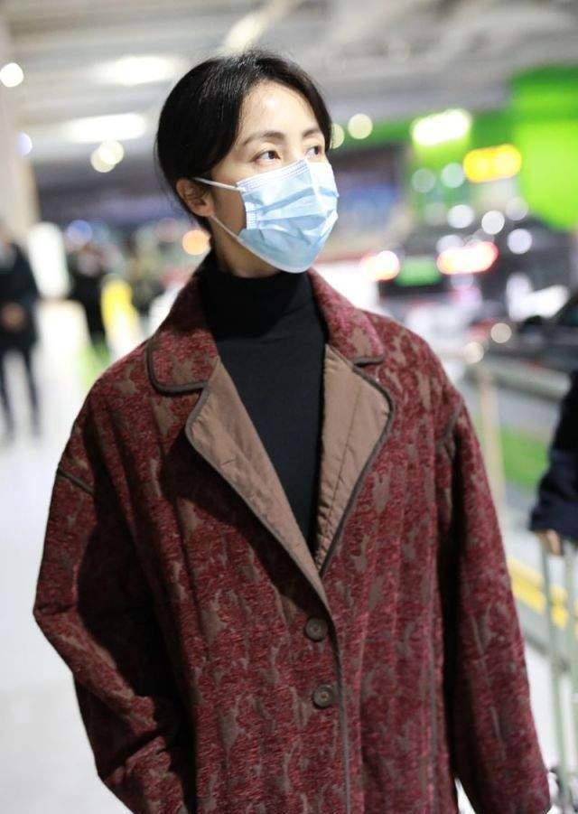 孙莉罕见走机场,复古大衣配打底裤似女儿翻版,眼神越来越忧郁_气质