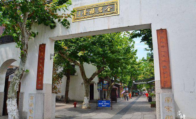 杭州最著名的街道，被誉为“中国品质生活第一街”，充满了市井味
