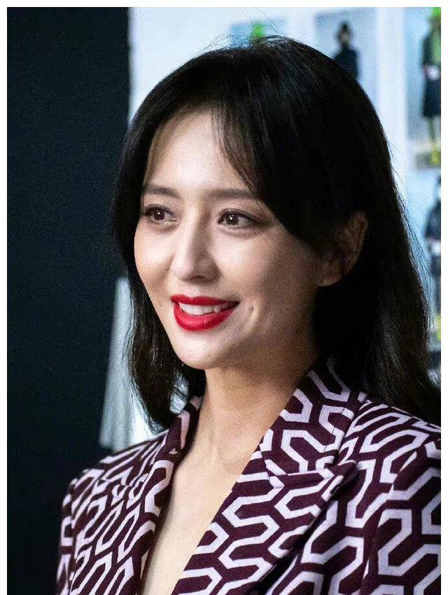 佟丽娅颜值是真高,浓妆艳抹一点也不显老,身上穿搭更是高级_造型_西装