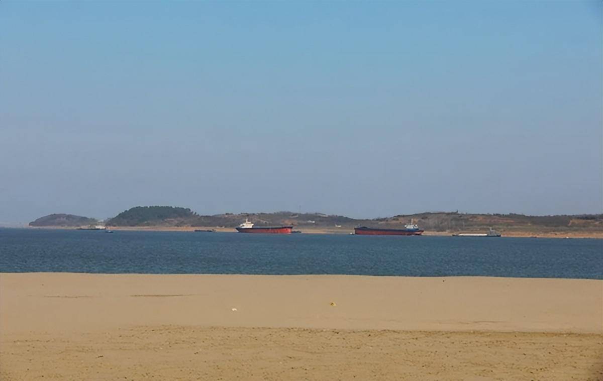 图丨塔影横江长风沙,又名长风夹,处于安庆市长风乡鸭儿沟沿江一带