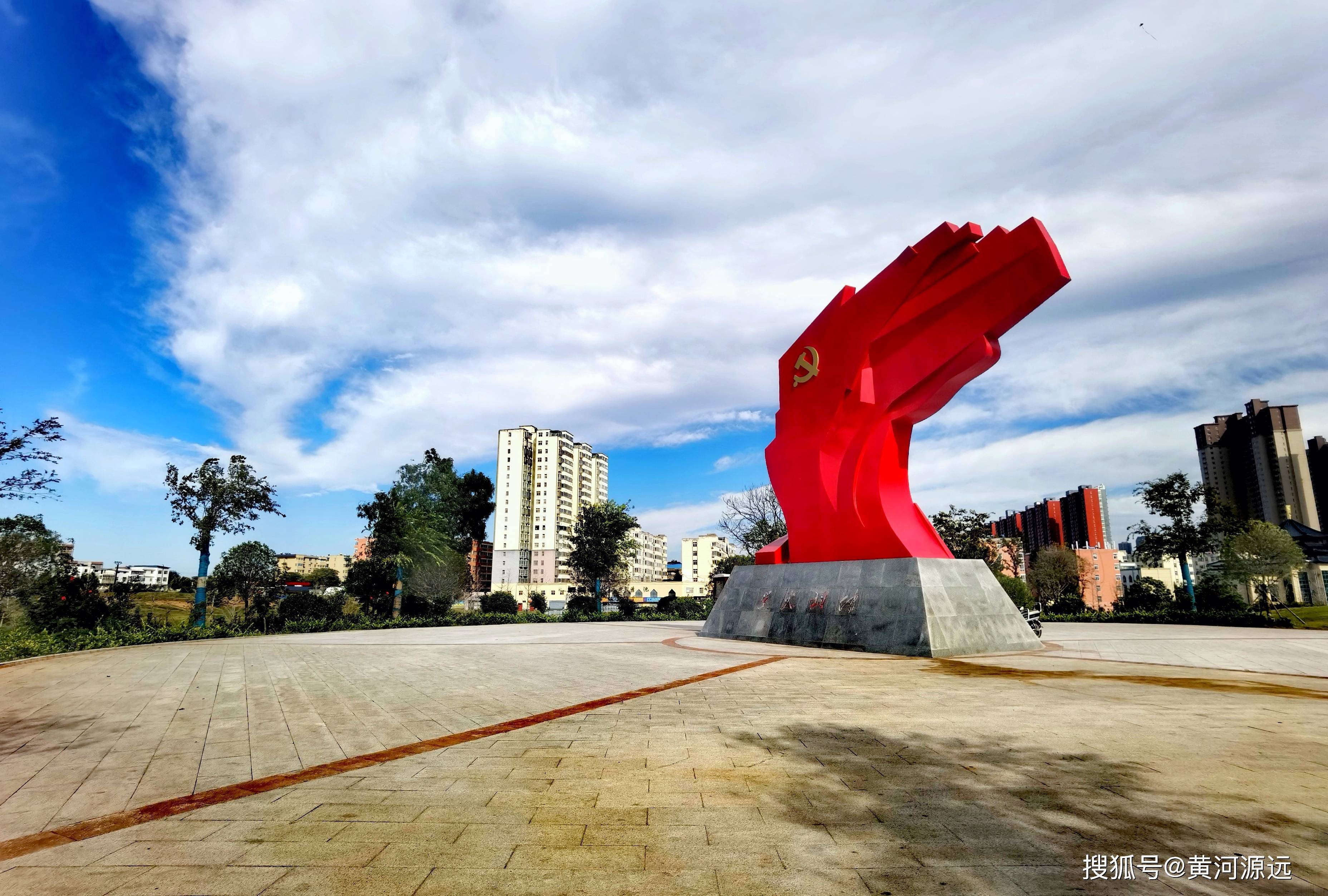 河南有一处红馆美景，周围尽是红墙红房红广场，景色美游人很喜爱