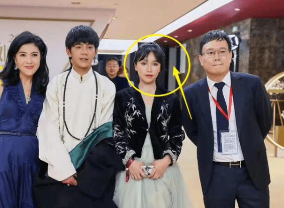 所以不管是身高还是身材,这些对李子柒来说都不重要,现在她是最完美的