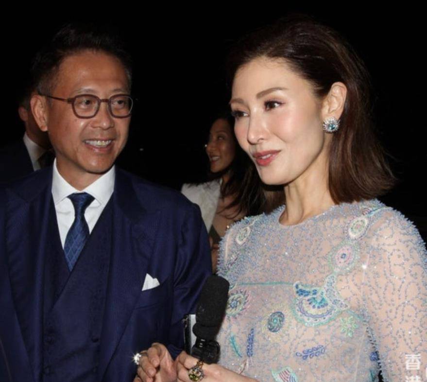 李嘉欣病愈后晒夫妻合照庆祝元宵节,回忆与许晋亨在巴黎首次约会_近照