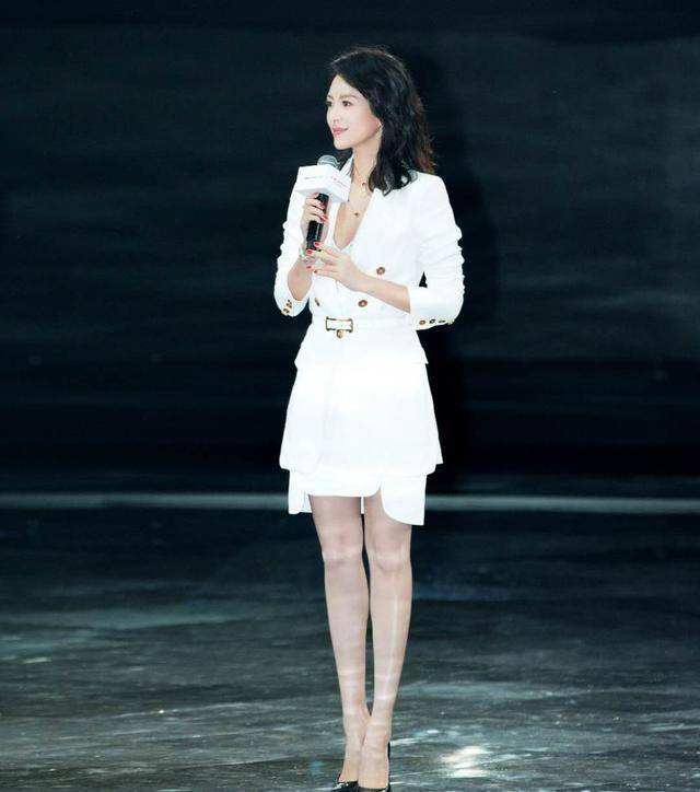 连衣裙搭高跟鞋和继女走机场,优雅又高贵,真是好后妈_白色_苹果_气质