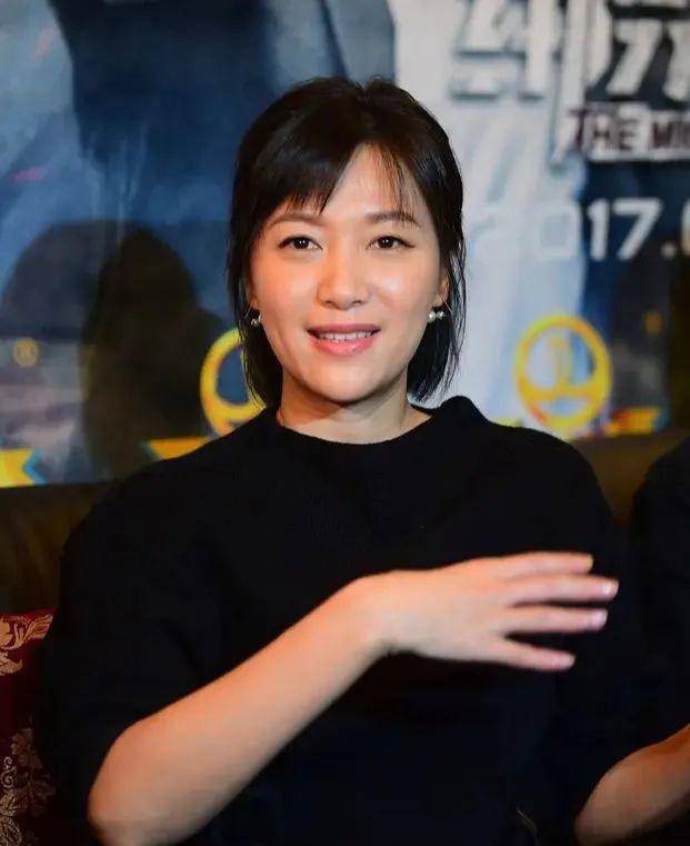 徐静蕾从不刻意扮嫩,素颜脸是有点沧桑,至少老去的很自然!