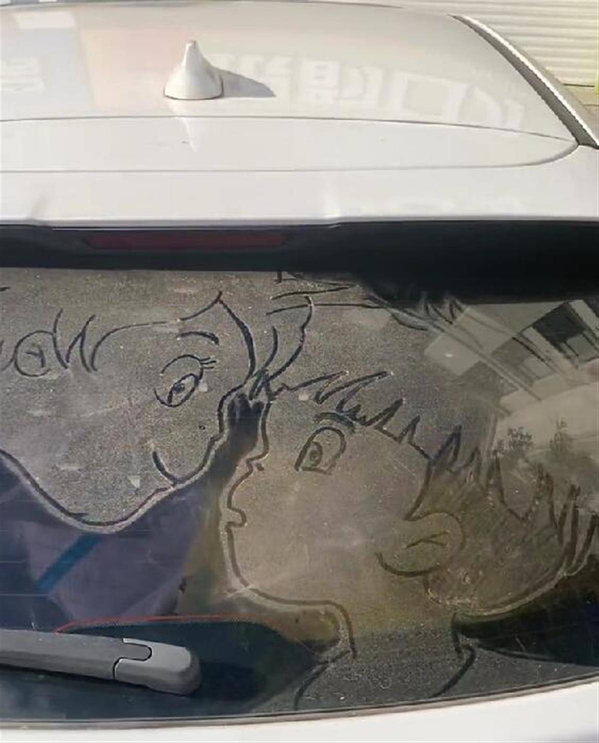 小伙在车玻璃灰尘上作画惊艳网友,车主:直到画消失才洗车_付文豪_邢