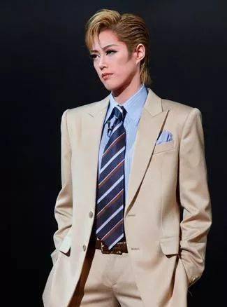 当宝冢的男役站在舞台上时,掰弯少女分分钟不在话下.