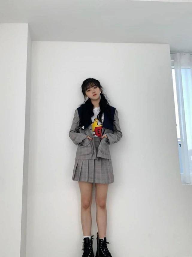 宋雨琦为了显腿细,穿马丁靴还要配长袜,秀出来的电棍腿我酸了_造型