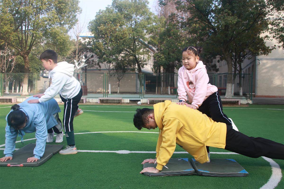 武汉市中小学不仅要上好体育课，还把体育纳入家庭作业_运动_跳绳_家长