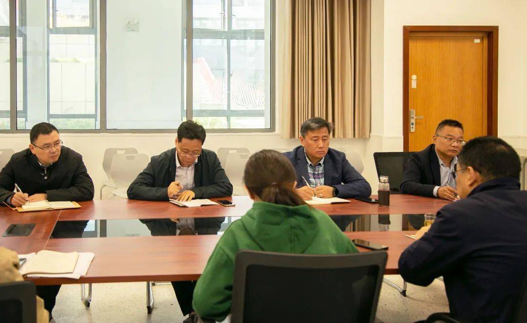 在江苏省邗江中学党委书记,校长蒋拥军的精心安排和悉心指导下,此次