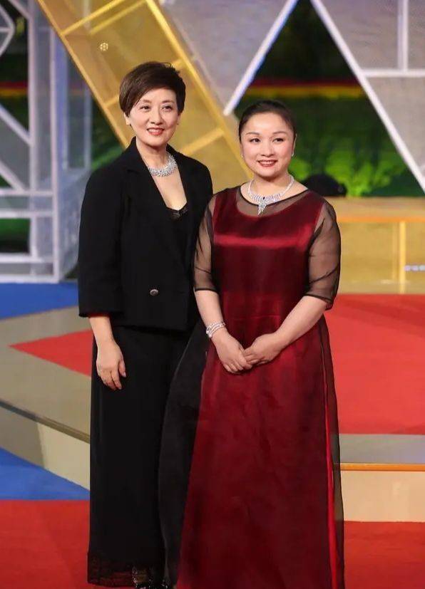 邓婕和赵雅芝不一样,不用浓妆遮干瘪脸,也不穿短裤赶时髦!